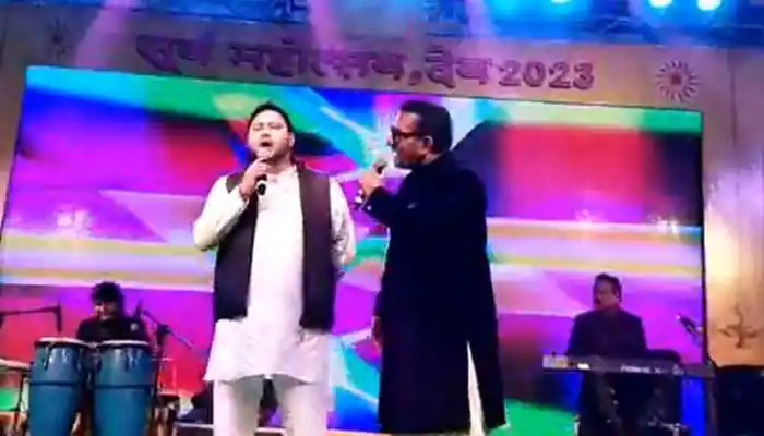 Tejashwi Yadav and Abhijeet Bhattacharya perform the song “Badi Mushkil Hai”
